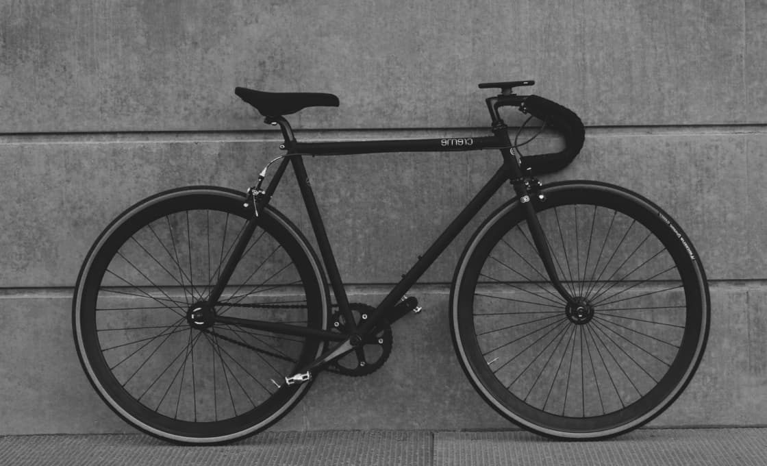 Bicicleta preta Magic Might.